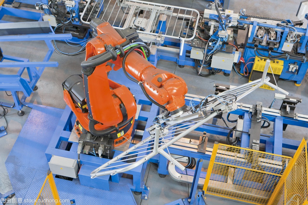 機械機械在制造工廠的生產線上吊起鋼圍欄